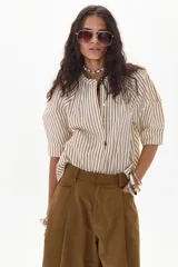 Bermuda color verde oliva, de corte ancho y largo a la rodilla.