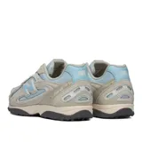Championes New Balance 204L de estilo running, color celeste con superposiciones en gamuza gris y detalles plateados. Cuenta con el logotipo "N" característico en los laterales en tono celeste y suela dentada.