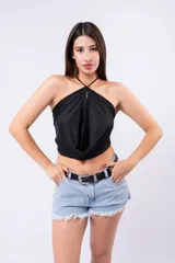 Short de jean de tiro bajo, color celeste claro desgastado, con terminación deshilachada en el ruedo.