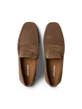 Mocasín Jack & Jones de punta redonda confeccionado en cuero gamuzado color cognac, con costuras reforzadas y suela de caucho.