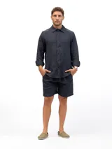 Camisa de lino azul marino de manga larga, con cuello clásico y cierre frontal con botones.