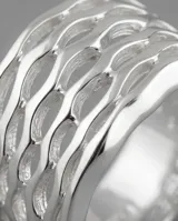 Anillo ancho de plata 925 con diseño calado de formas circulares entrelazadas.