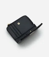 Billetera mediana de poliuretano color negro, con cierre de cremallera y placa metálica dorada con el logo de la marca en el frente.