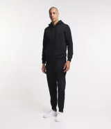 Buzo deportivo negro con capucha, cierre frontal con cremallera, bolsillos laterales y puños ajustados. Confeccionado en tejido de algodón y poliéster.