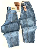 Pantalón de jean celeste con efecto lavado, tiro alto, corte holgado y bolsillos laterales.