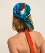 Pañuelo cuadrado de satén plisado con estampa abstracta multicolor en tonos azules y verdes.