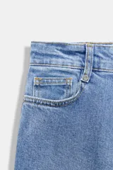Jeans de tiro alto con corte wide leg y largo completo. Presenta diseño de cinco bolsillos, trabillas en la cintura y cierre frontal con cremallera y botón, con un acabado de efecto lavado.