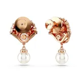 Par de aros colgantes con forma de caracola, bañados en oro rosa y adornados con cristales blancos y una perla colgante.
