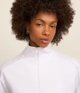 Campera deportiva negra confeccionada en microfibra pesada, con cuello alto doblado, cremallera delantera con cordón en el tirador y puños ajustados.