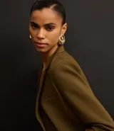 Blazer oversize color verde oliva, con solapas en el cuello y doble abotonadura delantera.