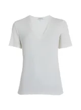 Remera blanca de tejido de punto con corte ajustado, escote en V, mangas cortas y acabado pespunteado.
