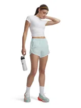 Short deportivo Under Armour de tiro medio, confeccionado en tejido ligero y transpirable con paneles de malla para mayor ventilación. Cuenta con cintura elástica fruncida, braguita interior para mayor cobertura y bolsillo lateral invisible con cierre.