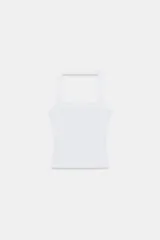 Top blanco de tejido acanalado, corte ajustado, con escote cuadrado y cuello halter ancho.