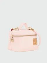 Cartera crossbody XS Longchamp modelo Le Pliage Passeport, color rosado claro, con estructura rígida tipo neceser, cierre superior dorado, asa superior, correa ajustable extraíble y parche de cuero con el logo de la marca grabado.