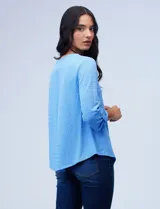 Blusa celeste texturada marca Ruby Rd, con cuello a la base y escote en V. Manga larga de largo regulable.