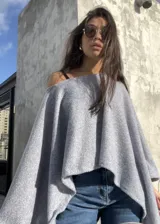 Poncho de hilo liviano con diseño sin cuello y caída fluida, ideal para media estación.
