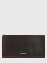 Billetera cruzada de cuero natural con solapa imantada, compartimento principal, bolsillo divisor con cierre, ranuras para tarjetas y correa ajustable y removible.