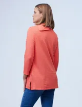 Blusa celeste en tejido texturado, marca Ruby Rd. Cuello volcado con aplique de botones.