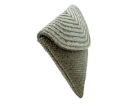 Sobre de fiesta color gris, hecho artesanalmente en la India, en tejido con bordado de cristales y mostacillas. Tiene asa de cadena plateada para llevar al hombro.