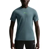 Remera deportiva Nike Pro de manga corta, color verde azulado con logo y texto en verde lima en el centro del pecho. Presenta un diseño ergonómico con paneles laterales de tejido técnico transpirable.