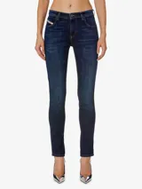 Pantalón de jean Diesel modelo 2015 Babhila, de corte skinny y tiro medio. Confeccionado en denim elástico de algodón reciclado, con lavado azul oscuro.