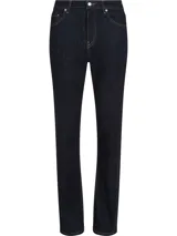 Pantalón de jeans azul oscuro, de corte recto, con bolsillos delanteros y traseros, y costuras en hilo amarillo.