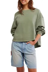 Remera de manga larga en tejido acanalado color verde oliva, con silueta holgada y extragrande. Presenta escote redondo, hombros caídos y costuras marcadas con terminaciones sin rematar que le otorgan un estilo desenfadado.