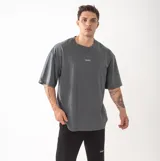 Remera de corte oversize color gris oscuro con estampado tipográfico en la espalda que incluye la palabra Perseverance y la frase No matter what.