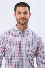 Camisa sport de manga larga con diseño a cuadros en tonos rojo, azul y blanco, con cuello con botones.