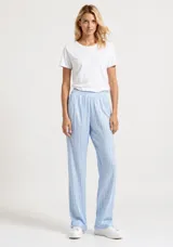 Pantalon recto de rayón con estampado de rayas verticales en tonos celestes y blancos, con cintura elástica.