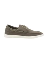 Zapatillas de lona estilo náutico color verde militar con suela blanca de goma y cordones al tono.