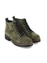 Borcego de cuero gamuza color verde oliva, con cordones al tono y suela de goma. Diseño acordonado al tobillo de estilo urbano.