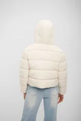 Campera puffer corta de color beige, con capucha integrada, cierre frontal y diseño acolchado.