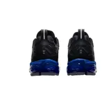 Championes de running Asics Gel-Quantum 180, color negro con detalles en azul y blanco. Presentan tecnología de amortiguación GEL en la entresuela, diseño de malla transpirable y refuerzos sintéticos en los laterales.