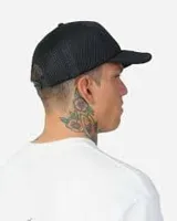 Gorro negro estilo trucker con visera curva y estampado frontal en color blanco.
