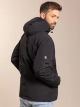 Campera negra con capucha, cierre frontal con cremallera y bolsillos laterales con botón a presión.