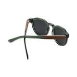 Lentes de sol Indie de acetato color verde oliva con lentes grises polarizadas y logo de la marca en el lateral.