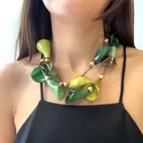 Collar de resina verde con cuentas doradas y cierre de botón. Puede usarse de dos vueltas corto o de una vuelta largo.