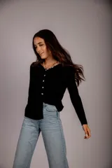 Blusa color beige de morley, con cuello en V y abotonada al frente.