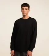 Remera de manga larga Ripping con cuello redondo y textura sutil. Presenta un corte regular que se ajusta de forma anatómica al cuerpo, ofreciendo un estilo clásico y versátil.