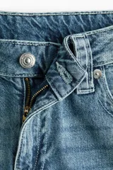 Jean de tiro bajo y corte baggy wide leg, con diseño de cinco bolsillos y lavado desgastado.