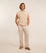 Pantalón Marfinno de corte recto, color beige, confeccionado en mezcla de viscosa y lino con tejido flamé. Cuenta con cintura elástica con cordón ajustable, bolsillos laterales y traseros.