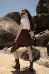 Parka de jean oversize en tono óxido con acabado lavado, bolsillos frontales con tapa, cuello clásico y puños regulables.