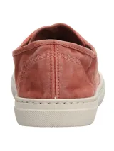 Zapatillas de algodón orgánico color marrón, de diseño clásico y cordones, con suela de goma blanca.