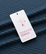 Remera deportiva de manga larga con cuello alto y cierre frontal parcial. Presenta una textura acanalada en toda la prenda y detalles reflectivos en los hombros.