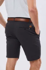 Bermuda clásica azul marino confeccionada en gabardina liviana de algodón con elastano, de corte recto y diseño liso.
