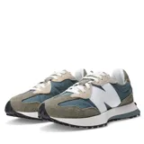 Championes urbanos New Balance, con capellada de gamuza color gris, detalles en celeste y beige, logo "N" blanco en los laterales, entresuela blanca y suela de goma negra.