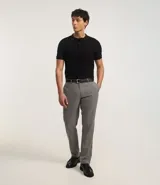 Pantalón de vestir gris con estampado de cuadros en hilo teñido, corte slim, cintura con trabillas, cierre con botón y cremallera.