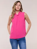 Blusa sin mangas color verde, confeccionada en crepé texturizado, con cuello alto drapeado y torsión central frontal.