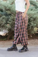 Babucha de gabardina con diseño a cuadros, corte relajado y cintura elastizada. Presenta un estilo urbano con ajuste en los tobillos.